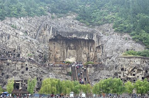  Longmen Grottoes: Mystiska stenhuggare och religiös kontemplation!