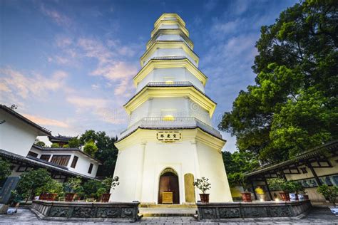 Wangzhao Pagoda! En majestätisk pagod med en panoramautsikt över Fuzhou!