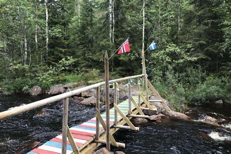 Den Himmelska Bron - En Magisk Vandringsled Med Utsikt Över Lush Grönska!